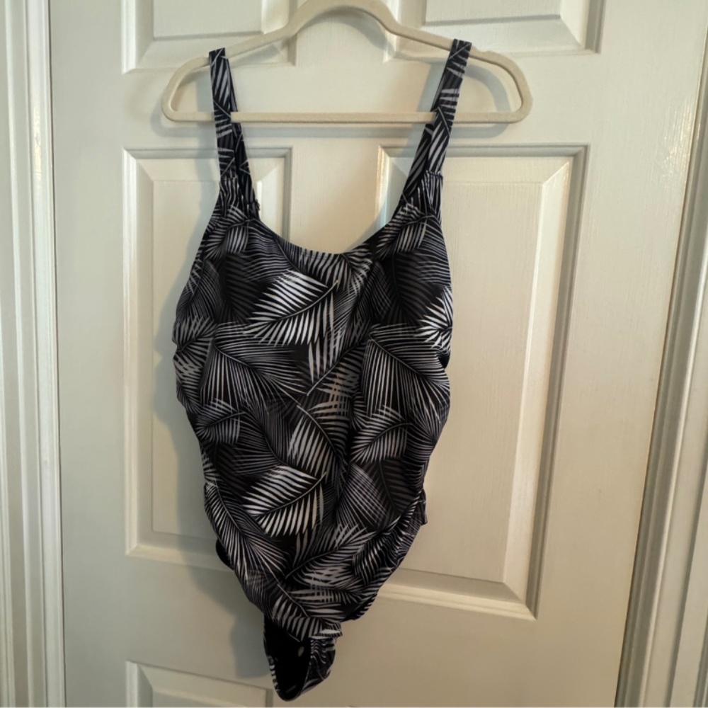 Nicole Miller Women's Plus Size Swimsuit Shadow Palms Print Size 2X - NEW!